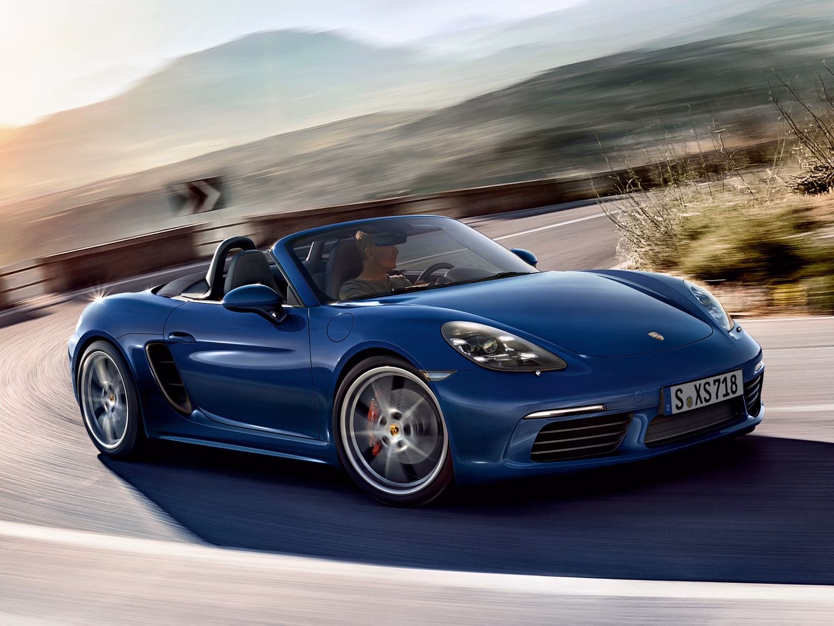 保时捷 718 Boxster S 行驶在乡村公路