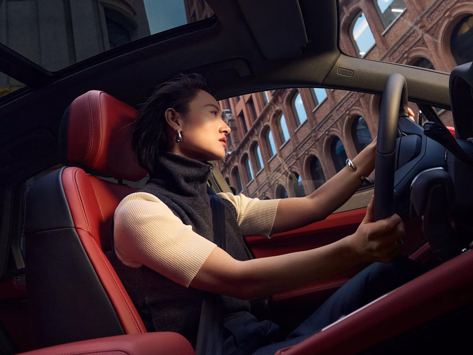 保时捷 Macan 逐梦版的内饰采用双色调真皮组件。