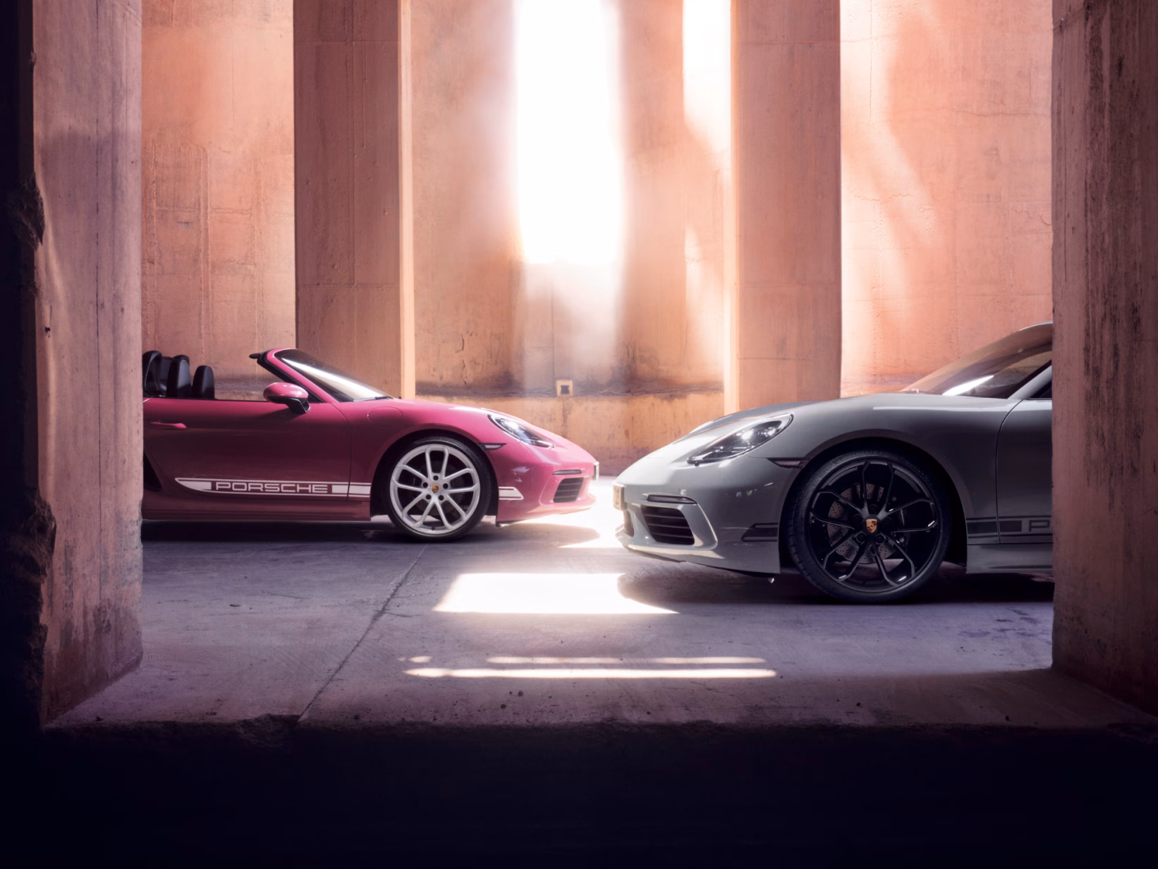 保时捷 718 Cayman Style Edition 和保时捷 718 Boxster Style Edition 相向而停