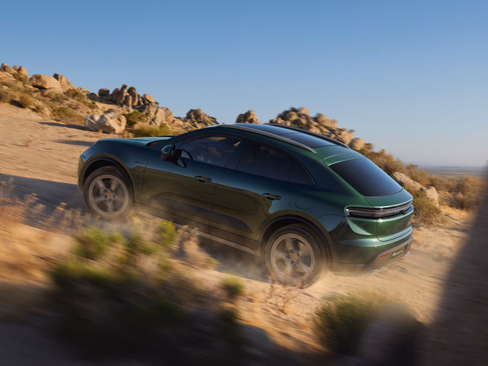 View of the side of the Porsche Macan Active in Oak Green Metallic Neo.