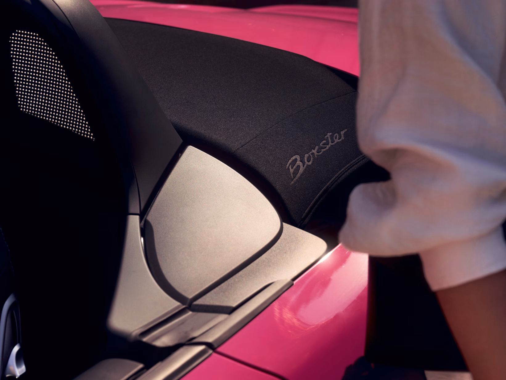 星光宝石红 Neo 保时捷 718 Boxster Style Edition：座椅头枕和折叠的软篷细节图
