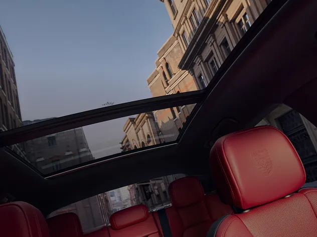 保时捷 Macan 逐梦版的内饰采用双色调真皮组件。