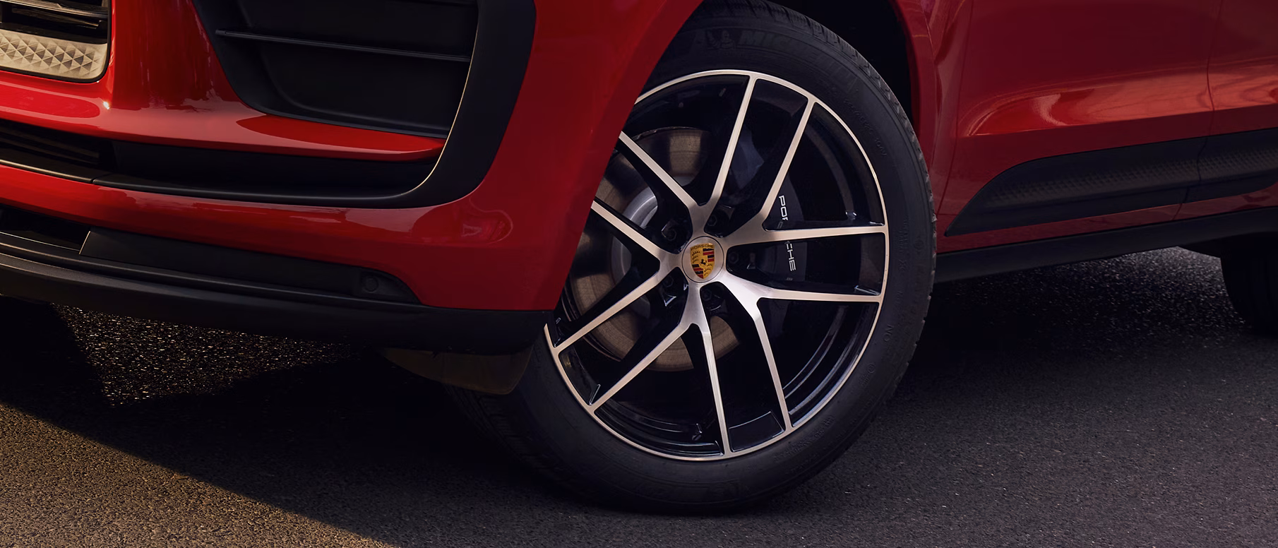 保时捷 Macan 逐梦版上的 20 英寸缎纹铂色涂漆 Macan Sport 车轮的视图。