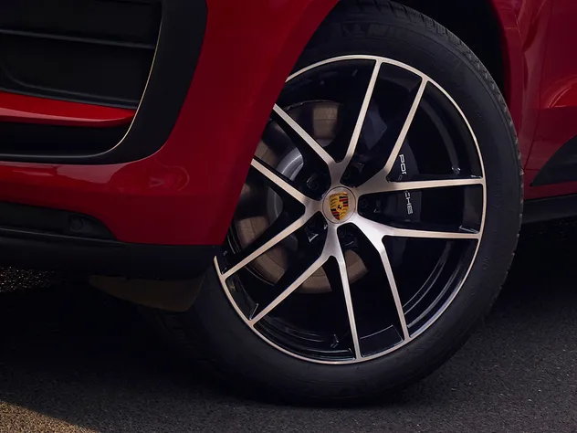 保时捷 Macan 逐梦版上的 20 英寸缎纹铂色涂漆 Macan Sport 车轮的视图。