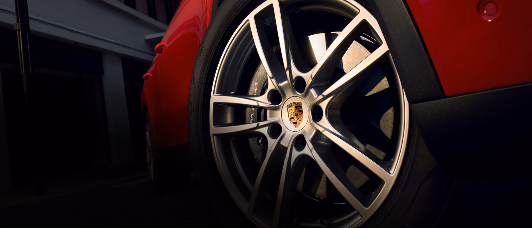 View of the 20-inch Cayenne Sport light alloy wheel in five double-spoke design on the Porsche Cayenne Passion.