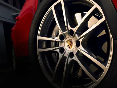 View of the 20-inch Cayenne Sport light alloy wheel in five double-spoke design on the Porsche Cayenne Passion.