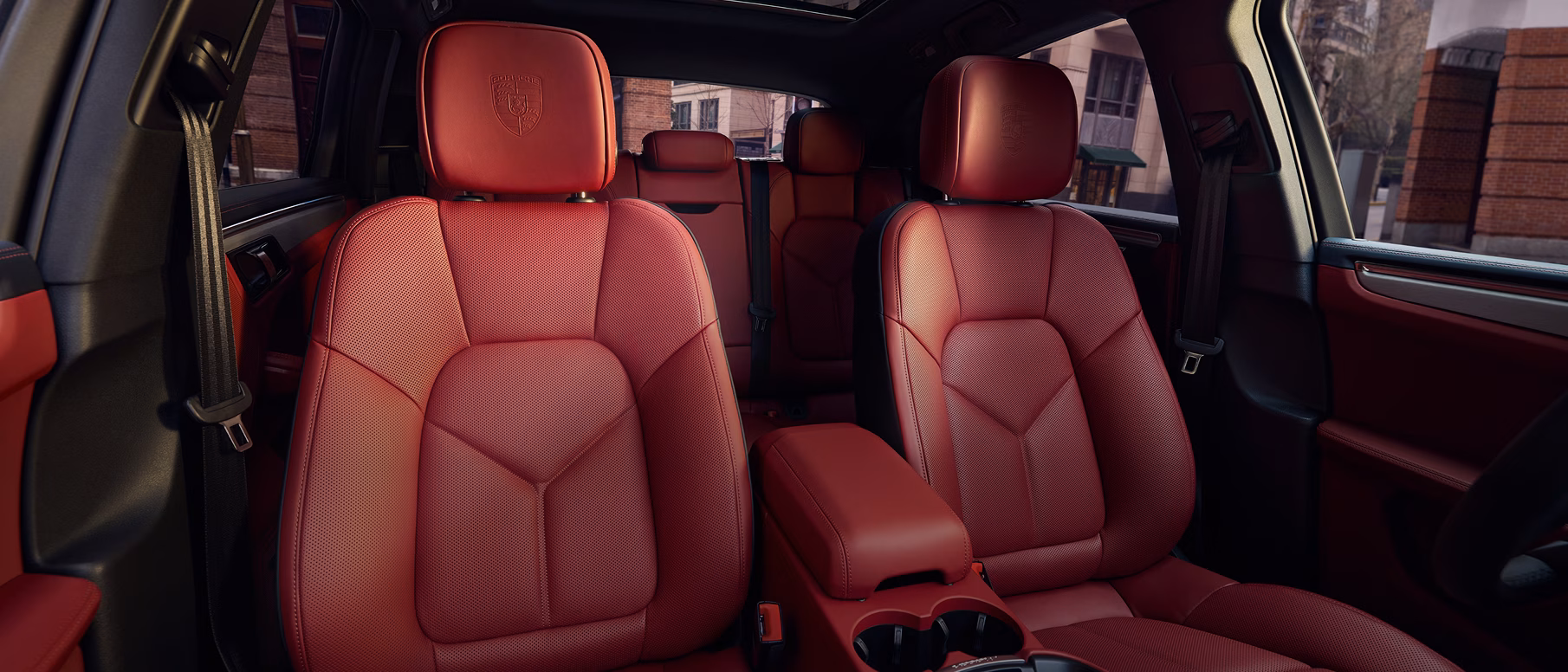 保时捷 Macan 逐梦版的内饰采用双色调真皮组件。