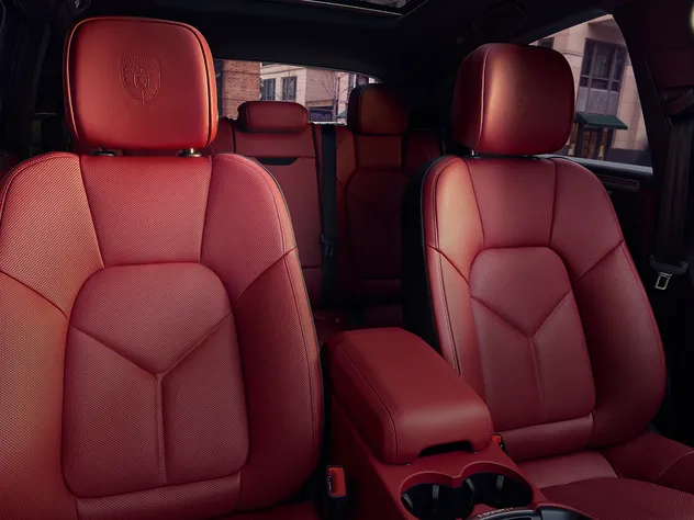 保时捷 Macan 逐梦版的内饰采用双色调真皮组件。