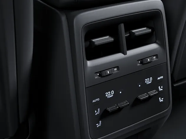 Interior of the Porsche Macan Active.