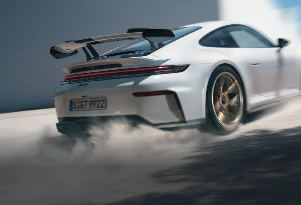 搭载魏斯阿赫组件的白色保时捷 911 GT3 侧视图。