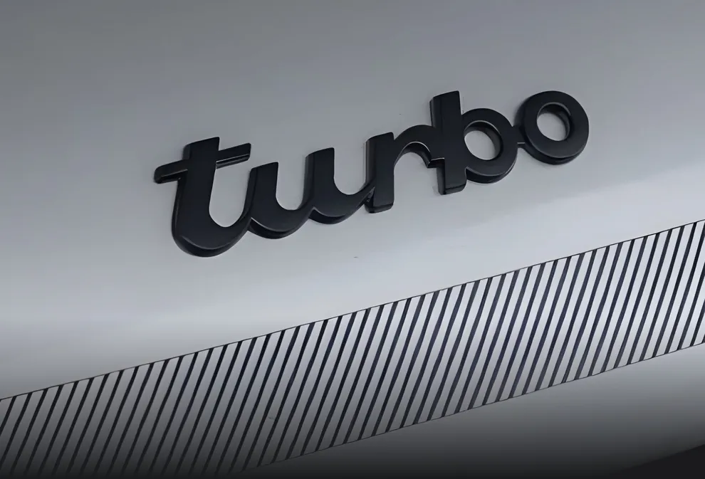 保时捷 911 Turbo 车尾  “Turbo” 字样的细节图 