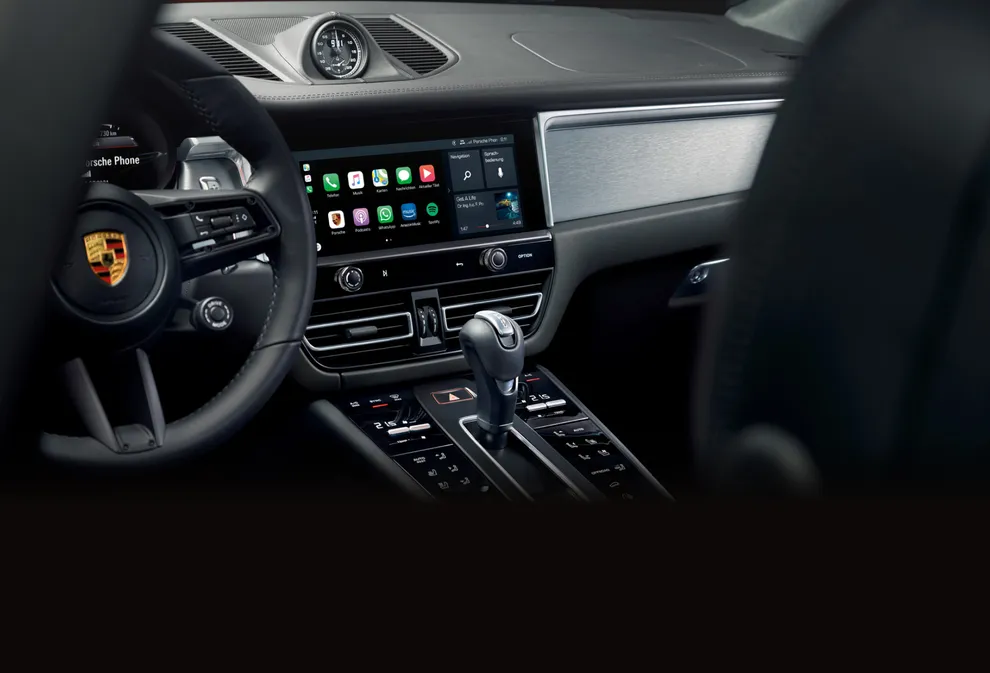 Porsche Macan T interior: View into the cockpit focusing on the infotainment system.