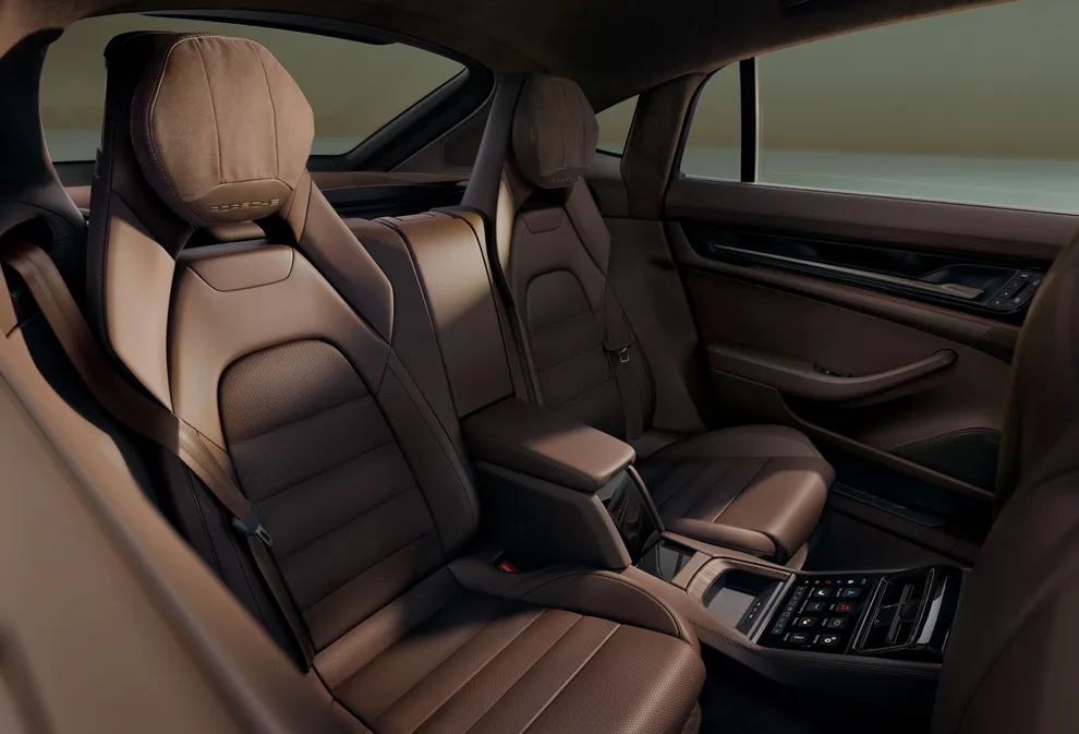 Porsche Panamera Turbo E-Hybrid Executive interior: view of the separate comfort seats with comfort headrests and comfort head cushions, and raised centre console in the rear.