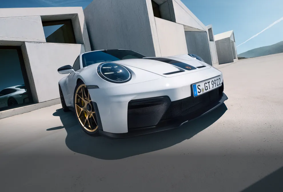 搭载魏斯阿赫组件的白色保时捷 911 GT3 上织纹碳纤维条纹引擎盖的图片。