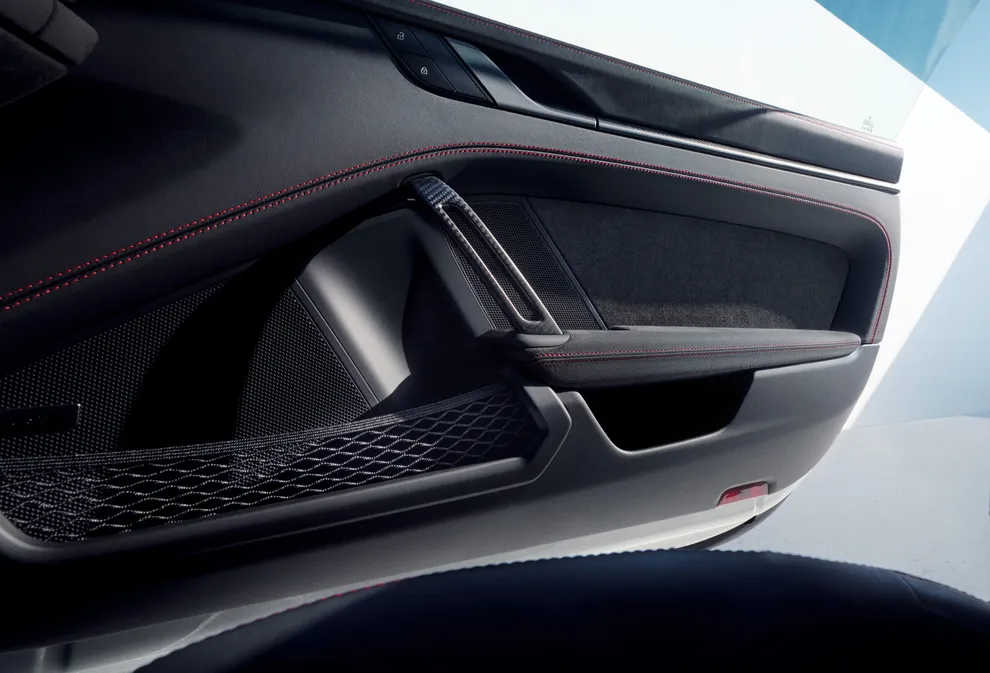 搭载魏斯阿赫组件的保时捷 911 GT3 上轻质车门面板和织纹碳纤维门把手的图片。