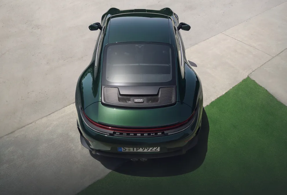 保时捷 911 GT3 with Touring Package 碳纤维强化塑料 (CFRP) 车顶的俯视图。