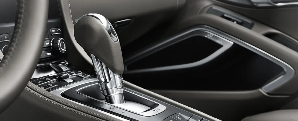 Detailed view of the 7-speed Doppelkupplung (PDK) on the Porsche 718 Boxster S.
