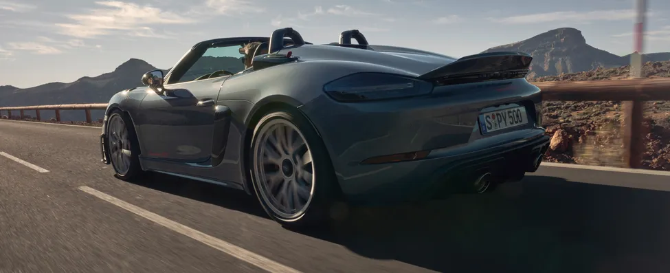 Porsche 718 Spyder RS mit der Lackierung vanadiumgraumetallic.