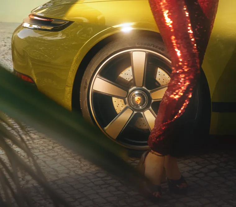 保时捷 911 Spirit 70 上采用缎纹黑色和古铜辉色涂漆的 Sport Classic 车轮的细节图