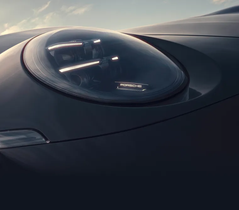 板岩灰 Neo 保时捷 911 Carrera GTS 带矩阵光束的 LED 主大灯细节图