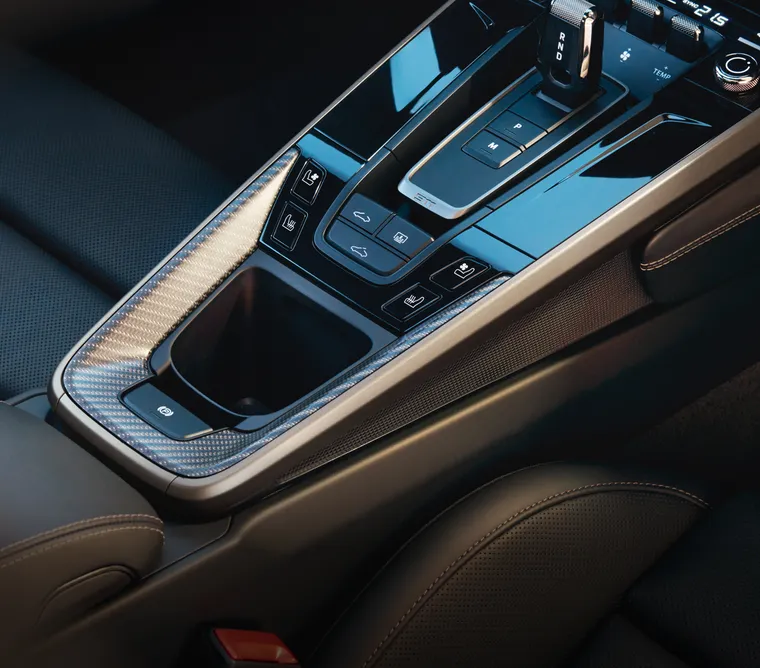 保时捷 911 Turbo S 内饰中的 Turbonite 配色对比缝线的细节图。