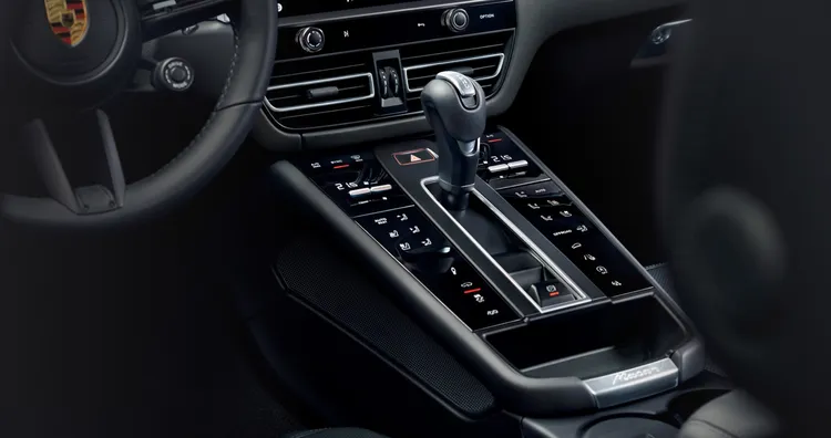 Porsche Macan interior: Detailed view of the gear lever of the 7-speed Porsche Doppelkupplung (PDK).