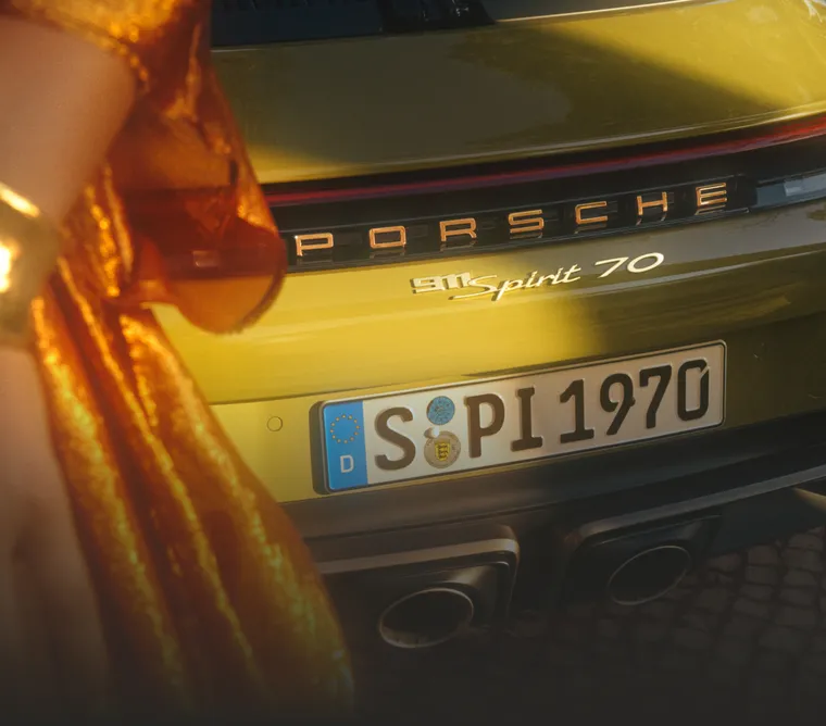 保时捷 911 Spirit 70 后端电镀金标志的细节图