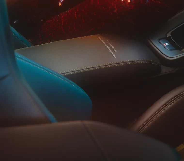 保时捷 911 Spirit 70 中控台上印有 “PORSCHE Exclusive Manufaktur” 字样的储物箱的细节图