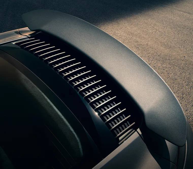 保时捷 911 Turbo S 的后盖视图。