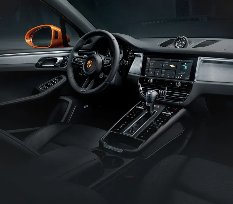 保时捷 Macan S 内饰。从乘客侧看驾驶舱的视图。