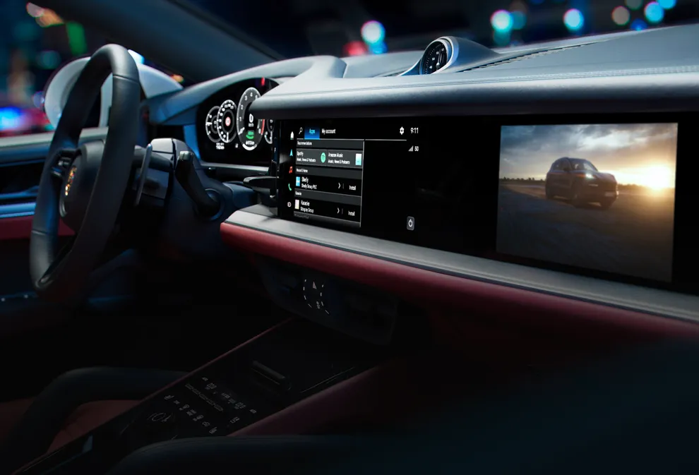 保时捷 Cayenne 内饰：驾驶舱内可控制信息娱乐系统的中控台控制面板细节图