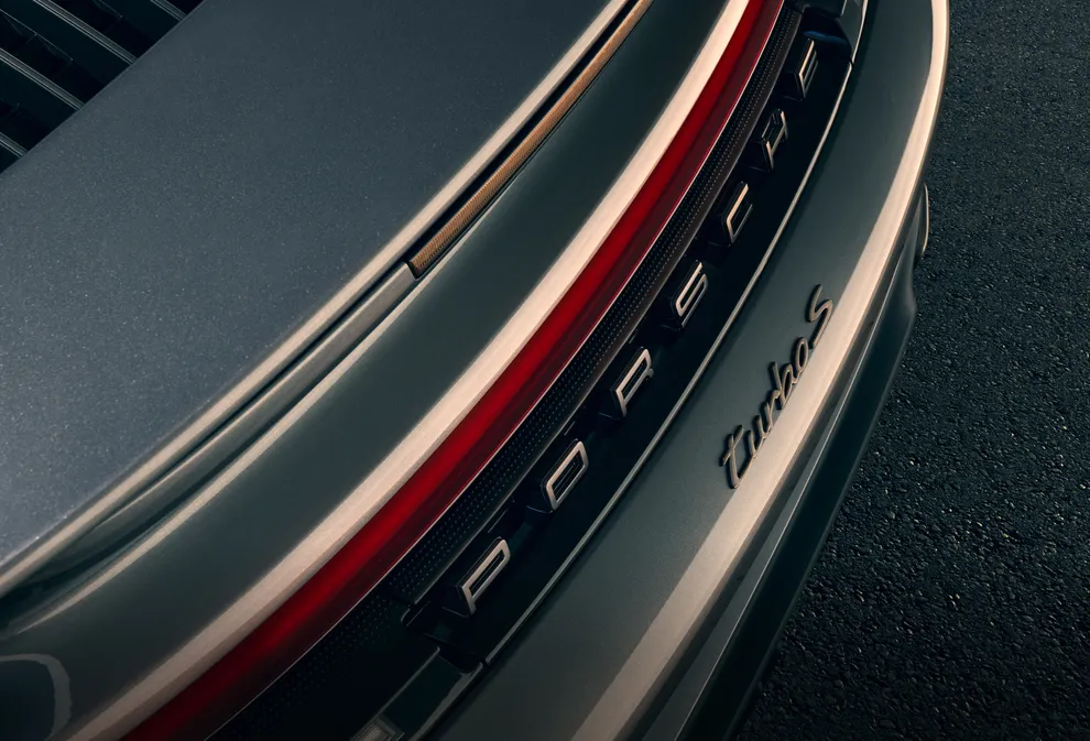 保时捷 911 Turbo S 上的 Turbonite 配色车尾标志细节图。