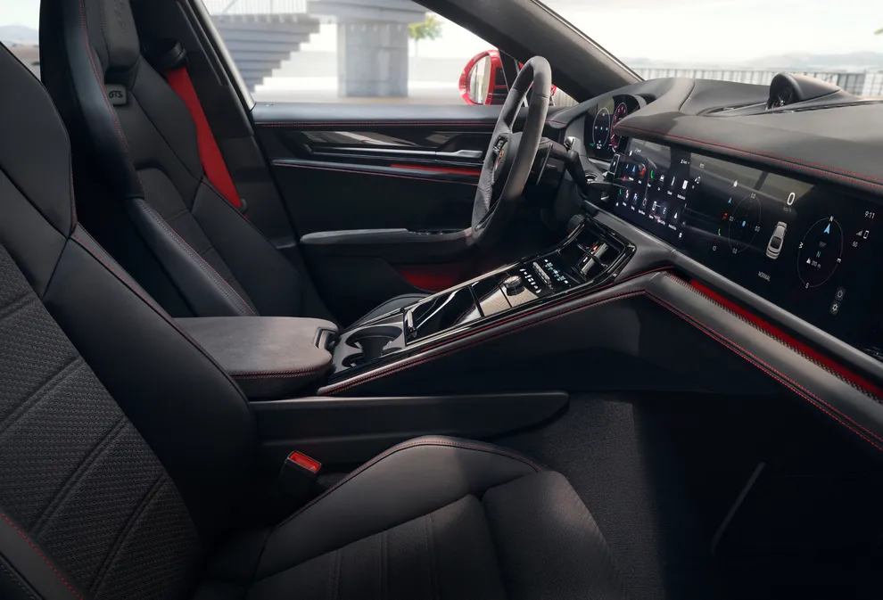 保时捷 Panamera GTS 的内饰驾驶舱视图