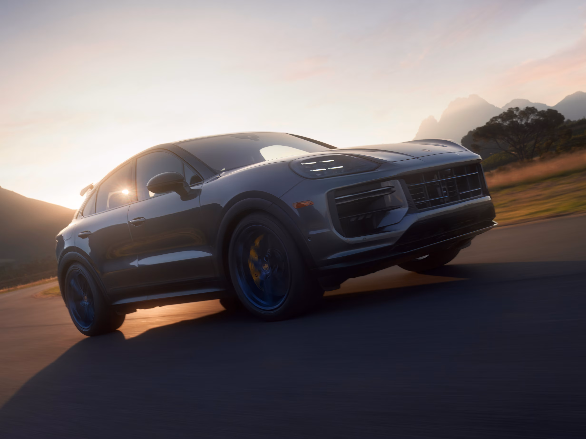 采用石英灰金属漆的保时捷 Cayenne Turbo GT 侧视图
