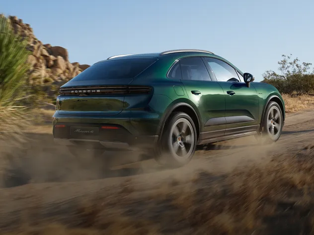 Porsche Macan Active in Oak Green Metallic Neo.
