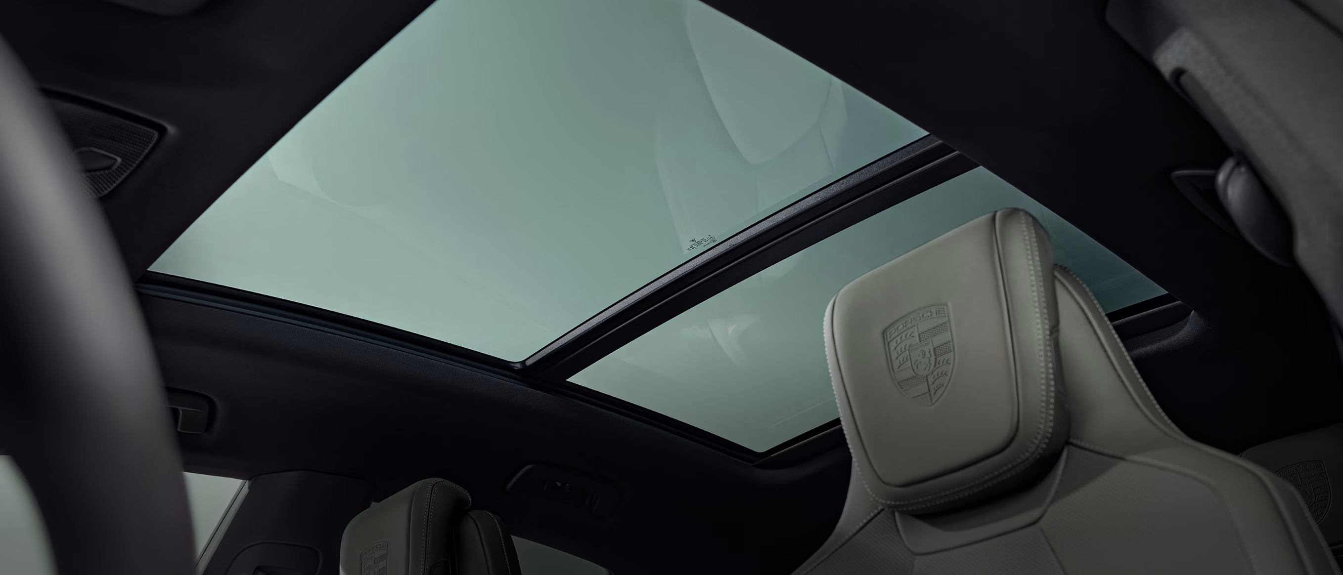 Interior of the Porsche Macan Active.