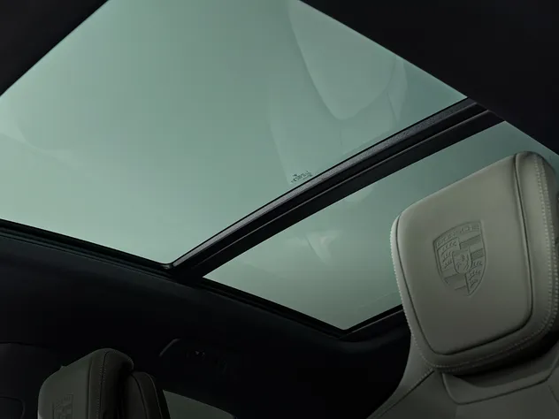 Interior of the Porsche Macan Active.