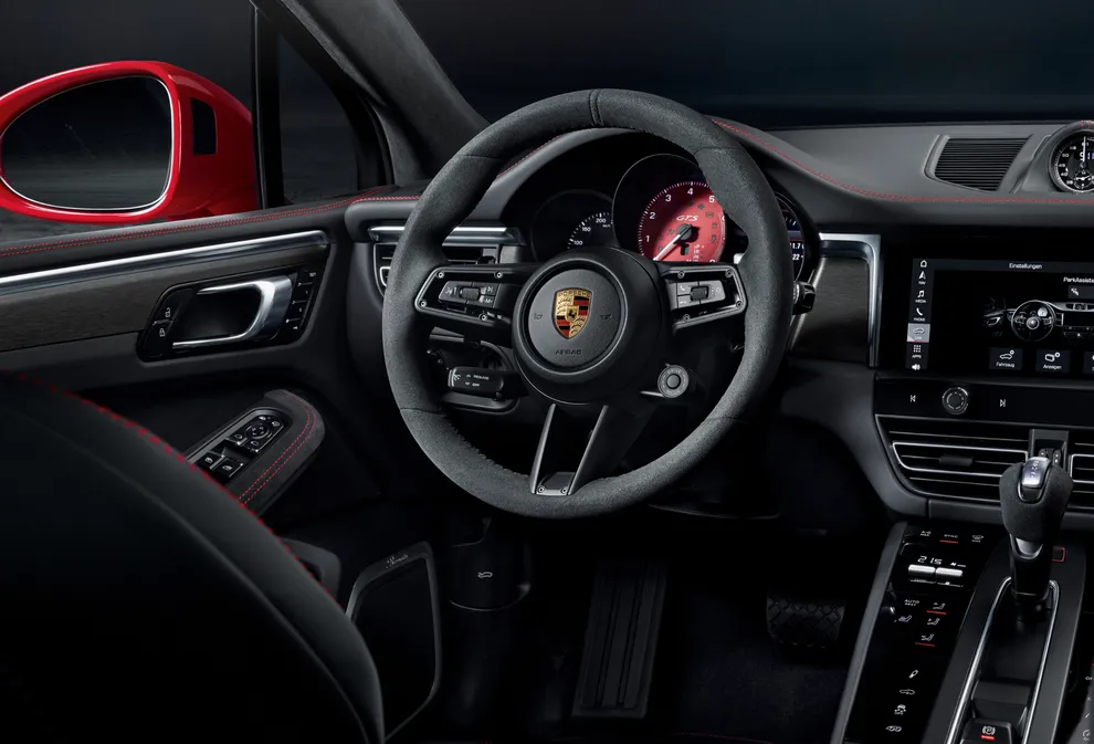 Porsche Macan GTS interior: detailed view of the GT sports steering wheel.
