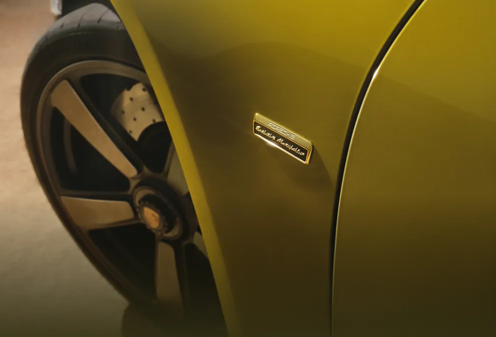 Detailed view of the badge on the Wheel arch of the Porsche 911 Spirit 70.