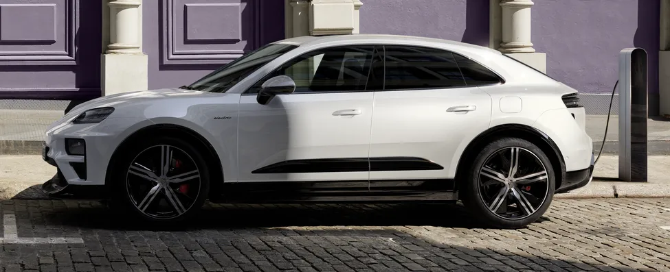 一台正在充电的保时捷 Macan