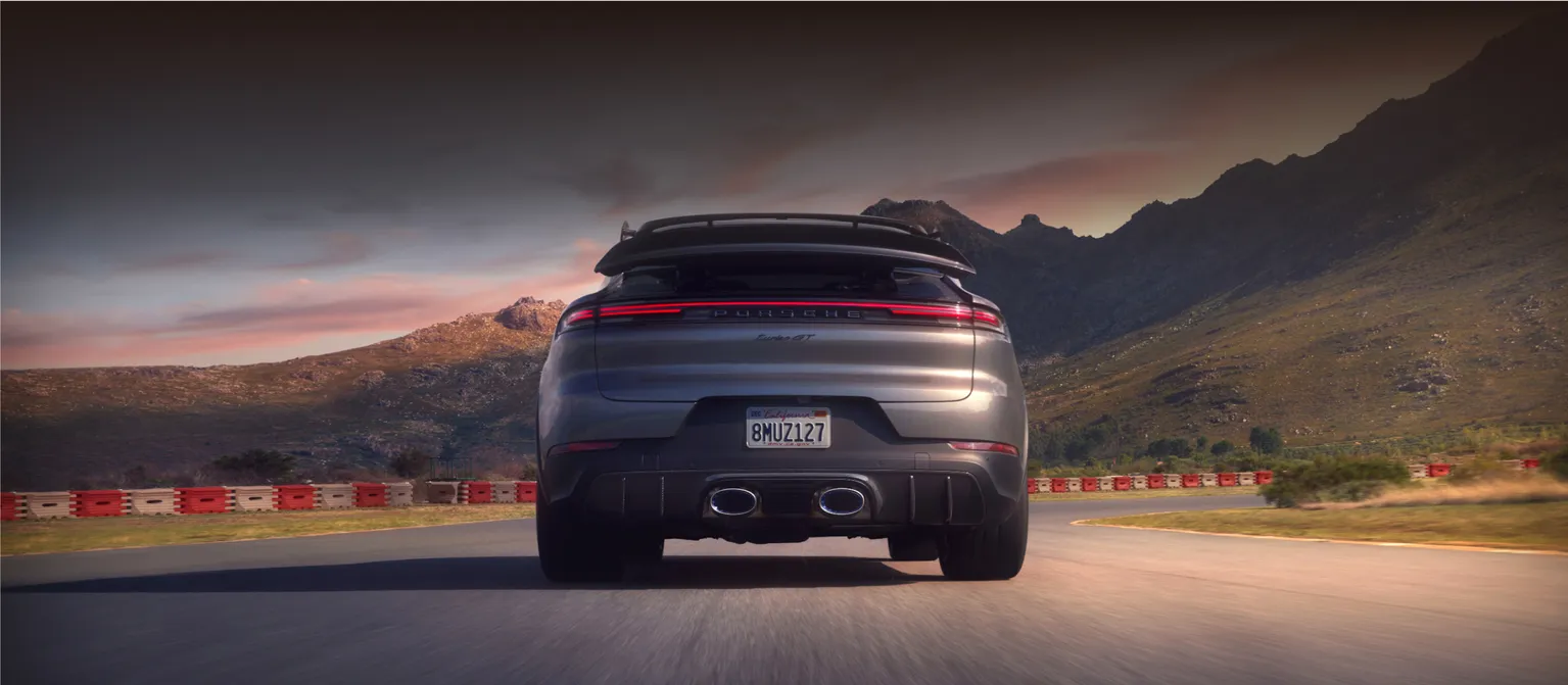 石英灰金属漆车身的新款保时捷 Cayenne Turbo GT 钛运动型排气系统的视图