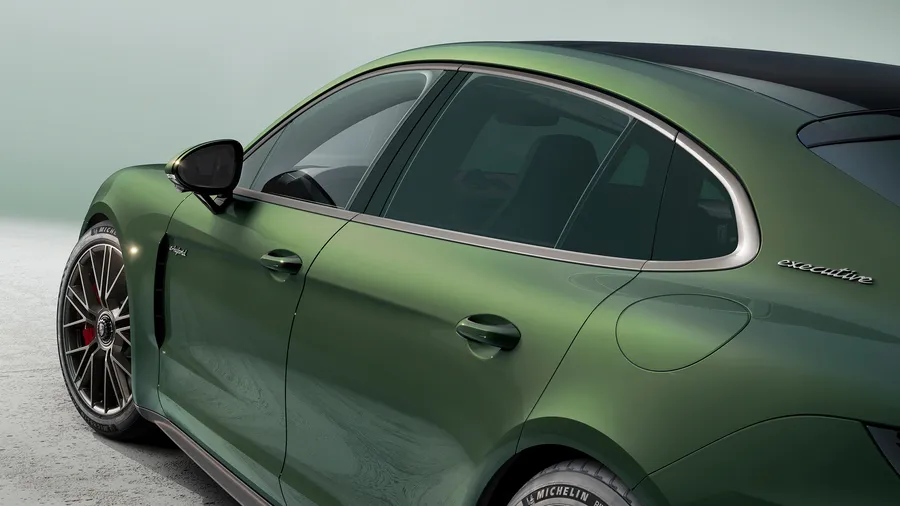 View of the rear side windows of the Porsche Panamera Turbo E-Hybrid Executive in Oak Green Metallic.