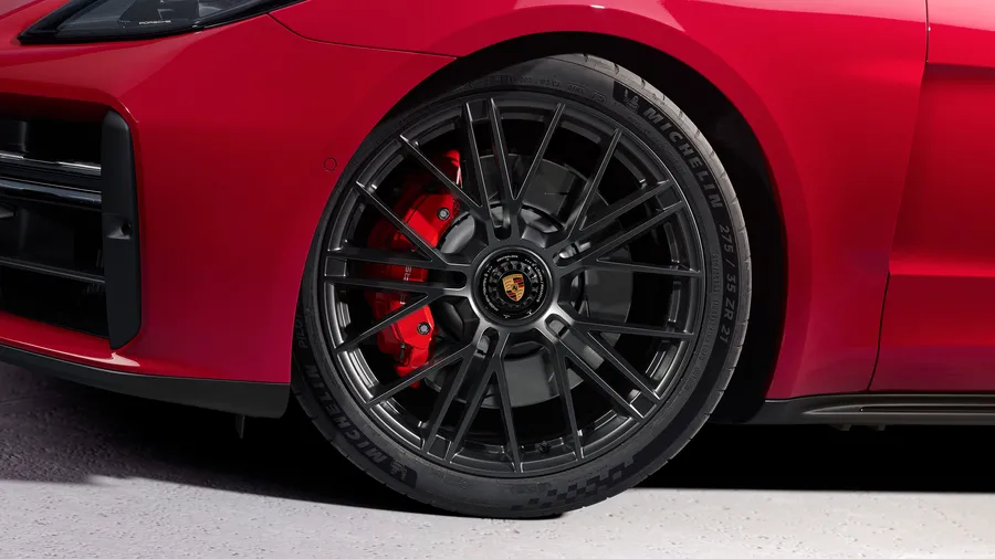 胭脂红保时捷 Panamera GTS 带中央锁止装置的 21 英寸 Panamera Turbo S 车轮特写