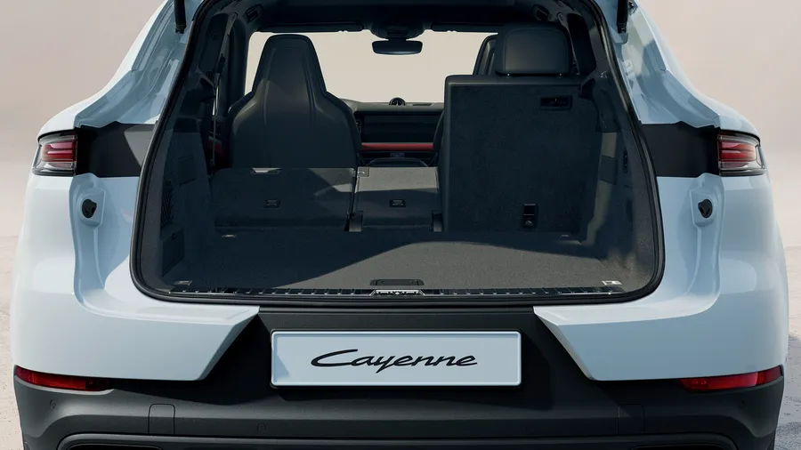 细花白金属漆保时捷 Cayenne E-Hybrid Coupé 行李厢开启状态下的后视图