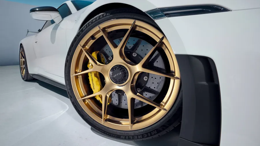 搭载魏斯阿赫组件的保时捷 911 GT3 车轮的细节图。