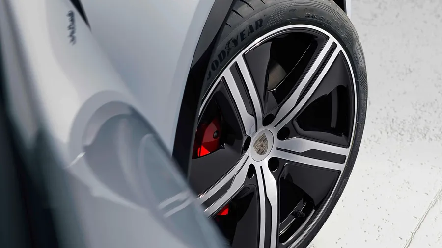 Porsche Macan Turbo in Ice Grey Metallic. Detailed view of the wheel and the brakes.