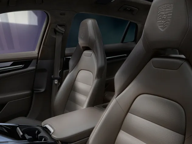 头枕饰有保时捷盾徽压花的保时捷 Panamera 隽永版座椅视图