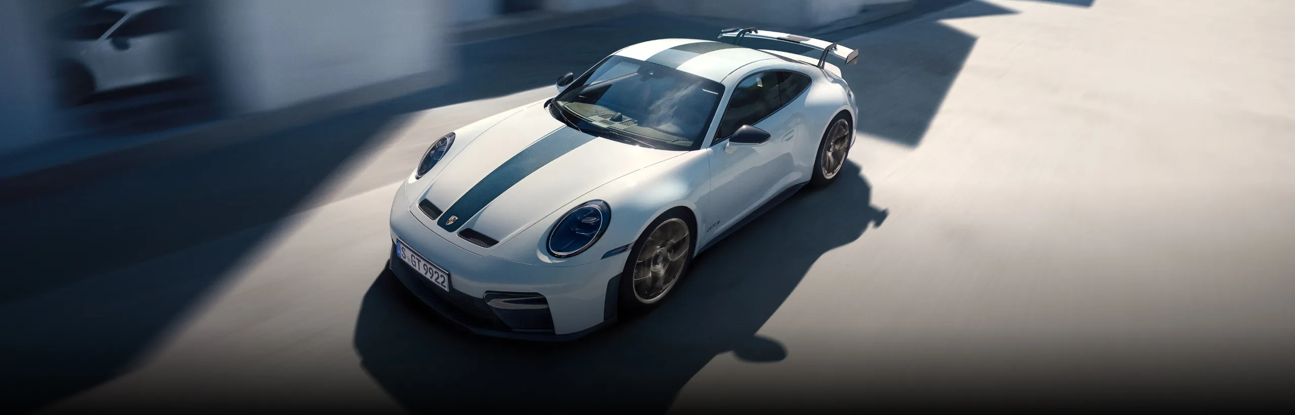 搭载魏斯阿赫组件的白色保时捷 911 GT3 正视图。