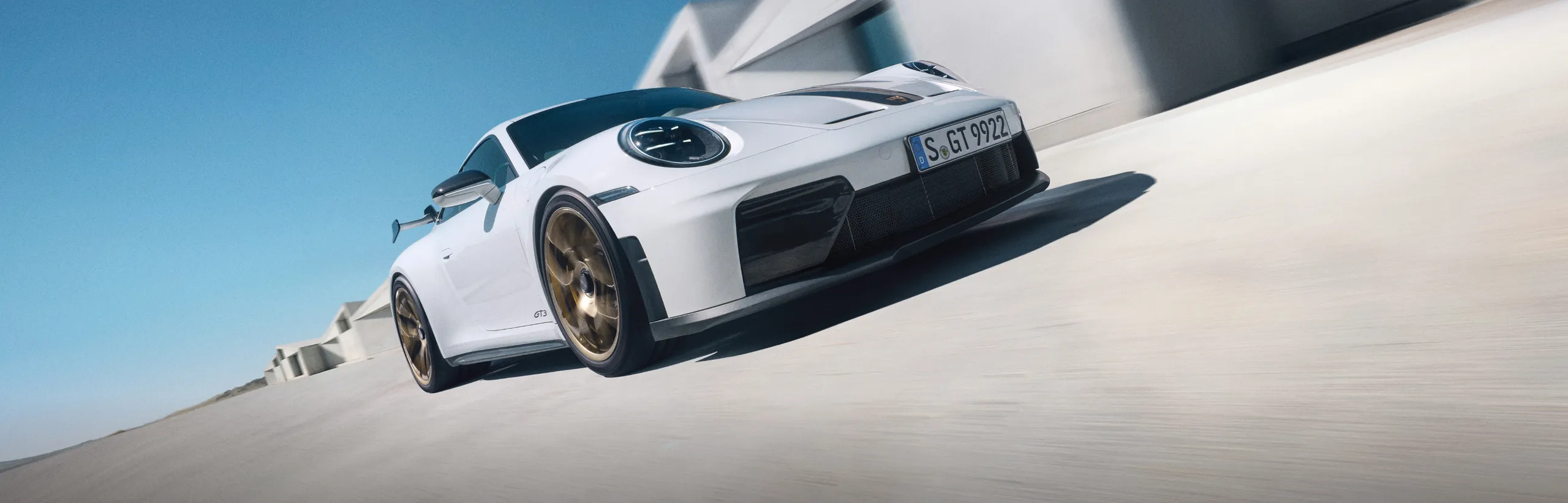 行驶中的搭载魏斯阿赫组件的白色保时捷 911 GT3 正视图和侧视图。