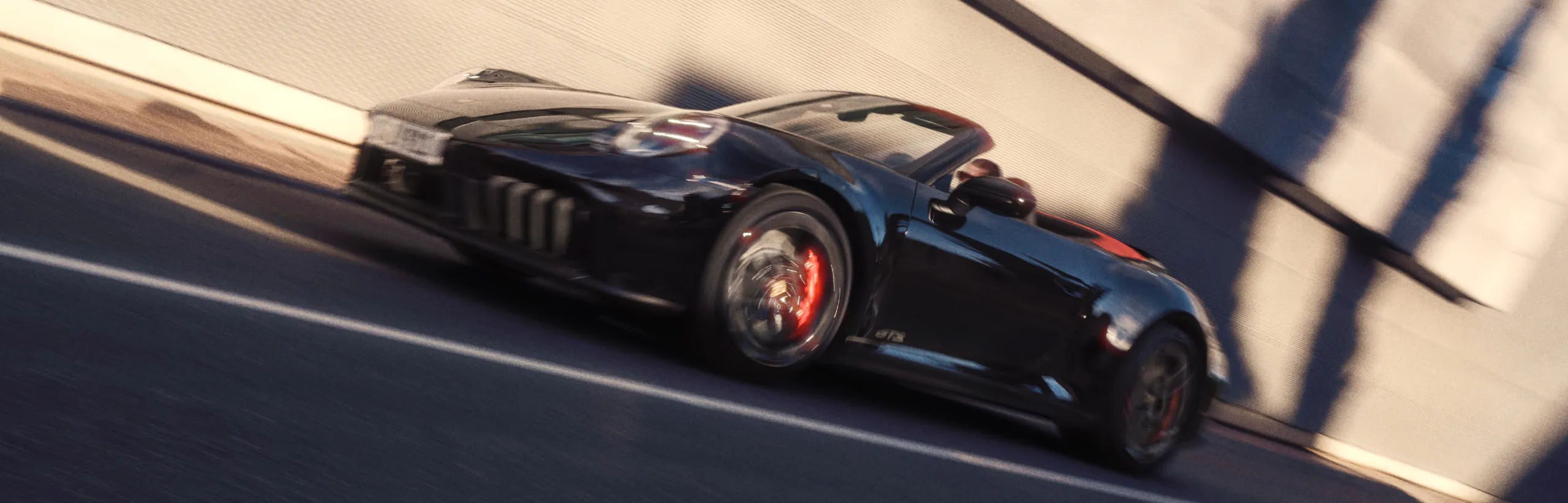 红色车顶的黑色保时捷 911 Carrera GTS Cabriolet 穿梭于城市中前侧视图